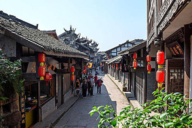 逃离废弃的卡车场